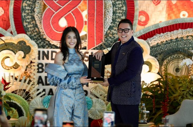 
 Pemberian penghargaan API untuk Agnez Mo