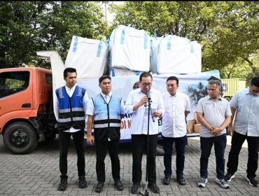 Penyerahan bantuan secara simbolis dri.Kemenhub untiuk Korban Gempa NTT di Pelabuhan Tanjung Priok untiuk diangkut KM Tidar
