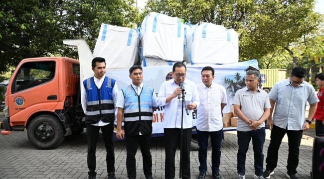 Penyerahan bantuan secara simbolis dri.Kemenhub untiuk Korban Gempa NTT di Pelabuhan Tanjung Priok untiuk diangkut KM Tidar