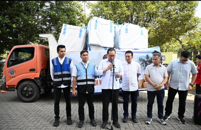 
 Penyerahan bantuan secara simbolis dri.Kemenhub untiuk Korban Gempa NTT di Pelabuhan Tanjung Priok untiuk diangkut KM Tidar