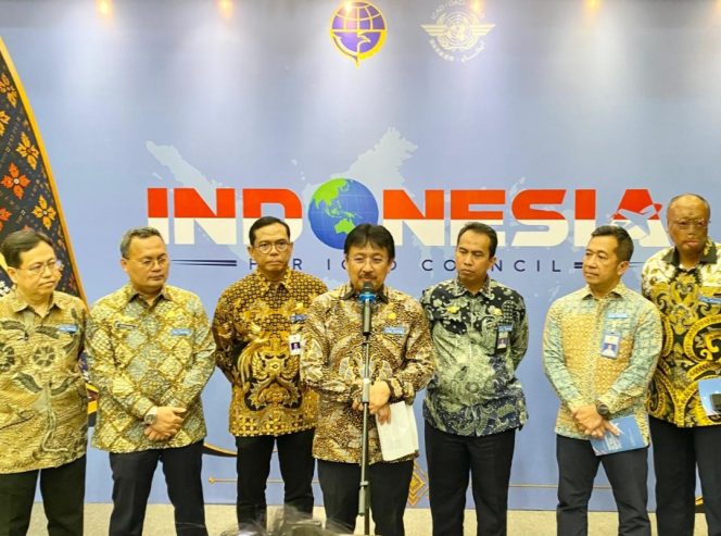 
 Dirjen Hubud (tengah)