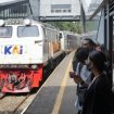 Kereta api mengangkut penumpang di stasiun. (Ilustrasi)