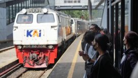 Kereta api mengangkut penumpang di stasiun. (Ilustrasi)