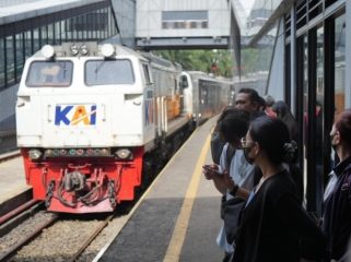 Kereta api mengangkut penumpang di stasiun. (Ilustrasi)
