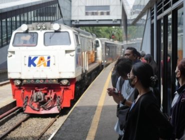 Kereta api mengangkut penumpang di stasiun. (Ilustrasi)