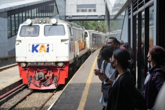 
 Kereta api mengangkut penumpang di stasiun. (Ilustrasi)