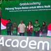 Shofwim Shofwan, Mitra Instruktur; Daniel Tomeke, Mitra Merchant; Temmy Satya 
Permana, Deputi Bidang Usaha Kecil, Kementerian Usaha Mikro, Kecil, dan Menengah Republik Indonesia; Neneng 
Goenadi, Chief Executive Officer Grab Indonesia; Riska Amelia, Mitra Penerima Beasiswa; dan Erna Junita, Mitra Naik Kelas GrabBike ke GrabCar, dalam acara peluncuran program GrabAcademy: Peluang Tanpa Batas untuk Mitra Naik Kelas di Padepokan Pencak Silat TMII, Jakarta, Selasa (11/8).(kiri ke kanan)