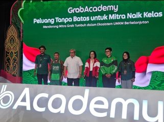 Shofwim Shofwan, Mitra Instruktur; Daniel Tomeke, Mitra Merchant; Temmy Satya 
Permana, Deputi Bidang Usaha Kecil, Kementerian Usaha Mikro, Kecil, dan Menengah Republik Indonesia; Neneng 
Goenadi, Chief Executive Officer Grab Indonesia; Riska Amelia, Mitra Penerima Beasiswa; dan Erna Junita, Mitra Naik Kelas GrabBike ke GrabCar, dalam acara peluncuran program GrabAcademy: Peluang Tanpa Batas untuk Mitra Naik Kelas di Padepokan Pencak Silat TMII, Jakarta, Selasa (11/8).(kiri ke kanan)
