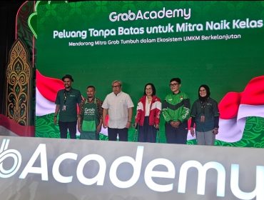 Shofwim Shofwan, Mitra Instruktur; Daniel Tomeke, Mitra Merchant; Temmy Satya
Permana, Deputi Bidang Usaha Kecil, Kementerian Usaha Mikro, Kecil, dan Menengah Republik Indonesia; Neneng
Goenadi, Chief Executive Officer Grab Indonesia; Riska Amelia, Mitra Penerima Beasiswa; dan Erna Junita, Mitra Naik Kelas GrabBike ke GrabCar, dalam acara peluncuran program GrabAcademy: Peluang Tanpa Batas untuk Mitra Naik Kelas di Padepokan Pencak Silat TMII, Jakarta, Selasa (11/8).(kiri ke kanan)