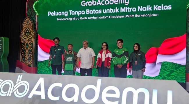 Shofwim Shofwan, Mitra Instruktur; Daniel Tomeke, Mitra Merchant; Temmy Satya 
Permana, Deputi Bidang Usaha Kecil, Kementerian Usaha Mikro, Kecil, dan Menengah Republik Indonesia; Neneng 
Goenadi, Chief Executive Officer Grab Indonesia; Riska Amelia, Mitra Penerima Beasiswa; dan Erna Junita, Mitra Naik Kelas GrabBike ke GrabCar, dalam acara peluncuran program GrabAcademy: Peluang Tanpa Batas untuk Mitra Naik Kelas di Padepokan Pencak Silat TMII, Jakarta, Selasa (11/8).(kiri ke kanan)