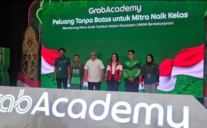 
 Shofwim Shofwan, Mitra Instruktur; Daniel Tomeke, Mitra Merchant; Temmy Satya 
Permana, Deputi Bidang Usaha Kecil, Kementerian Usaha Mikro, Kecil, dan Menengah Republik Indonesia; Neneng 
Goenadi, Chief Executive Officer Grab Indonesia; Riska Amelia, Mitra Penerima Beasiswa; dan Erna Junita, Mitra Naik Kelas GrabBike ke GrabCar, dalam acara peluncuran program GrabAcademy: Peluang Tanpa Batas untuk Mitra Naik Kelas di Padepokan Pencak Silat TMII, Jakarta, Selasa (11/8).(kiri ke kanan)