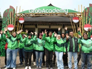 Antusiasme Mitra Pengemudi dalam menyambut peluncuran GrabAcademy: Peluang Tanpa Batas untuk Mitra Naik Kelas di Padepokan Pencak Silat TMII, Jakarta, Selasa (11/8). 