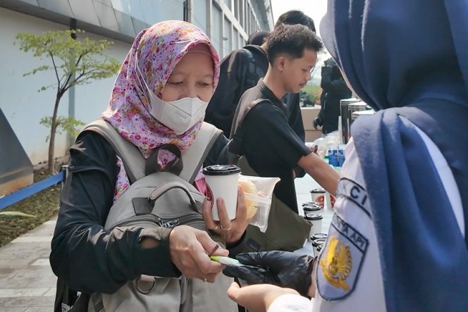 
 KAI Commuter Bagikan 2.500 Kopi dan 700 Suvenir di Hari Pelanggan Nasional 2026