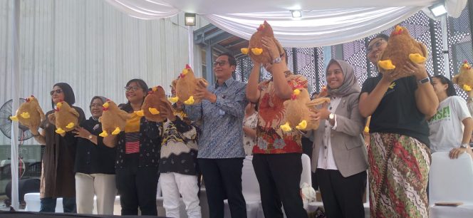 
 Beyond The Cage Art Exhibition: Mengungkap Kehidupan Ayam Petelur di Kandang Baterai