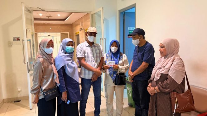 
 SEUSAMA PEDULI Serahkan Tali Kasih untuk M. Alif, Balita Korban Kecelakaan Saat Banjir Aceh
