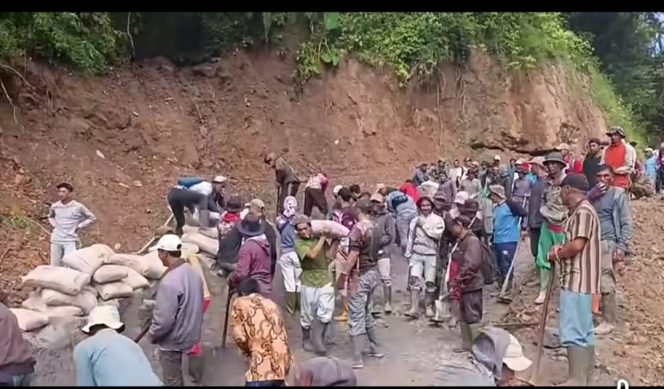 
 Ratusan Warga Gotong Royong Perbaiki Jalan Penghubung Empat Kecamatan di Bener Meriah