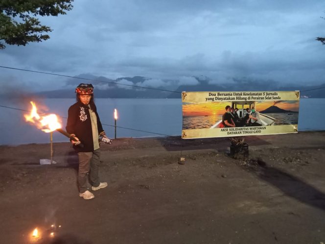 
 Enam Hari Pencarian, Wartawan Gayo Nyalakan Api Solidaritas untuk Lima Rekan di Selat Sunda