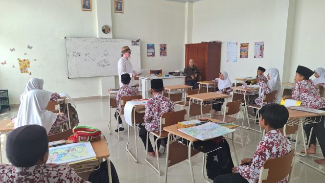 
 Pembinaan Keterampilan Gambar Bercerita bagi Siswa Sekolah Dasar