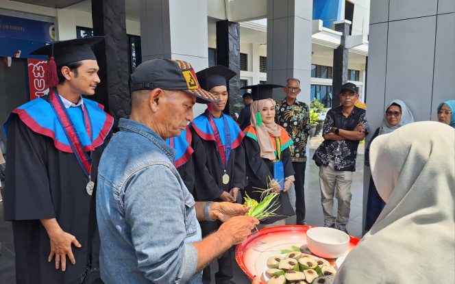 
 Empat Wisudawan Asal Aceh Disambut Tradisi Peusijuek