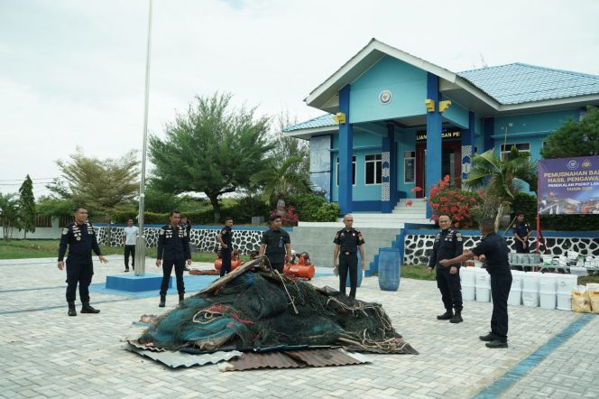 
 KKP Musnahkan 1.075 Kg Pakan Ikan Ilegal dan 15 Alat Tangkap Merusak di Banda Aceh