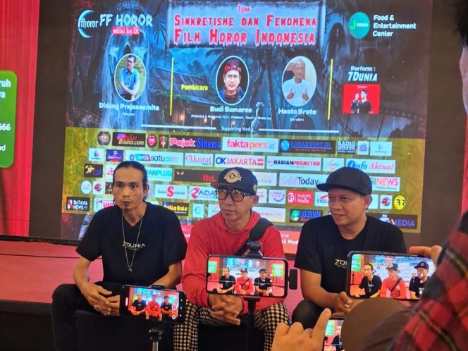 
 7Dunia Showcase di Panggung Diskusi FF Horor Edisi IX: Ada Peristiwa Bocah Difabel Rebut Microfon lalu Azan, Bisa Viral Nih!