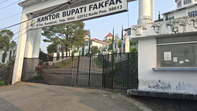 
 Akses Utama Pemkab Fakfak Ditutup Tanpa Alasan Jelas, Pelayanan Publik Dipertanyakan