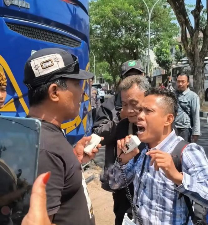 
 Bupati Pati Nonaktif Sudewo Dituntut 8,5 Tahun Penjara, Bentrok Antar Pendukung Dikecam Warga Semarang