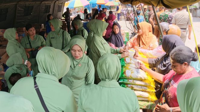 
 Bazar Murah HUT ke-81 TNI Hadirkan Kebutuhan Pokok Terjangkau di Pasar Thumburuni