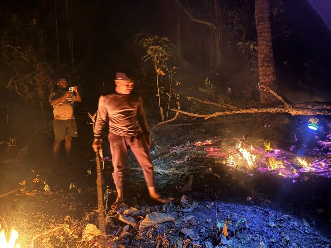 
 Karhutla Kembali Terjadi di KM 3 Malakuli, Polisi dan Warga Berjibaku Padamkan Api