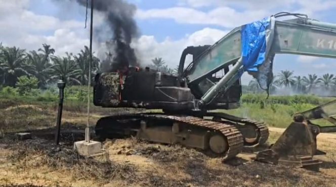 
 PT Bumi Flora Aceh Timur Memanas! Kantor dan Alat Berat Diduga Dibakar Massa