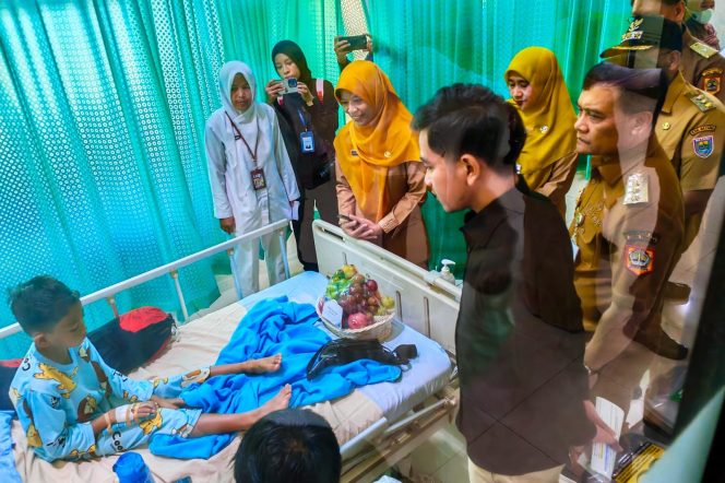 
 Wapres Gibran Tinjau Korban Keracunan di Batang, MP3 MBG Menilainya Sebagai Perhatian Semu