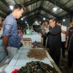 Gubernur Pramono di Pasar Kramatjati