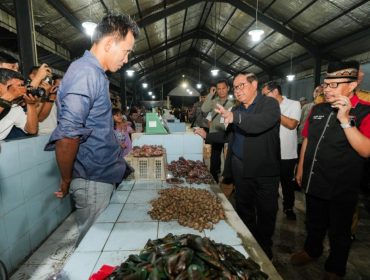 Gubernur Pramono di Pasar Kramatjati