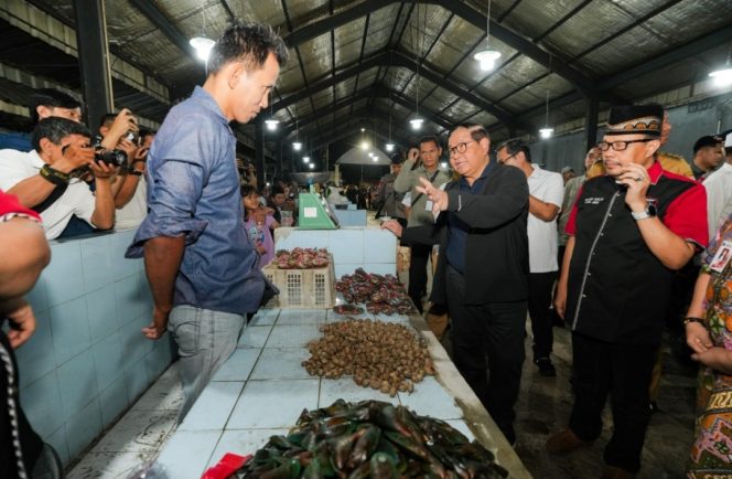 
 Gubernur Pramono di Pasar Kramatjati