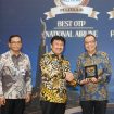 Dirut Pelita Air saat menerima Penghargaan dari Ditjen Hubud Kemenhub