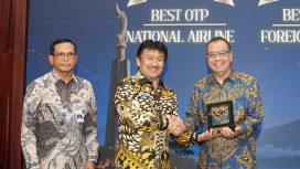 Dirut Pelita Air saat menerima Penghargaan dari Ditjen Hubud Kemenhub