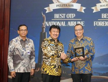 Dirut Pelita Air saat menerima Penghargaan dari Ditjen Hubud Kemenhub