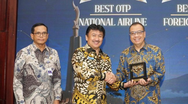 Dirut Pelita Air saat menerima Penghargaan dari Ditjen Hubud Kemenhub 