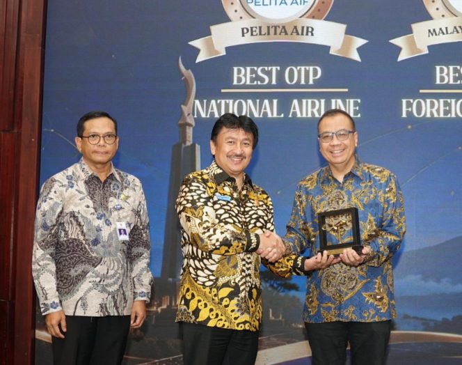 
 Dirut Pelita Air saat menerima Penghargaan dari Ditjen Hubud Kemenhub 