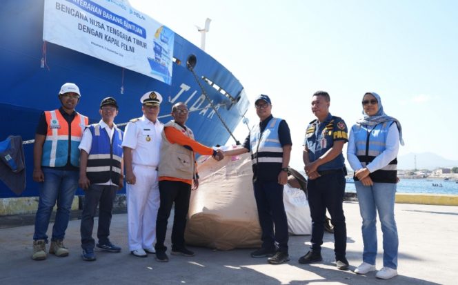 
 KM Tidar di Pelabuhan Maumere