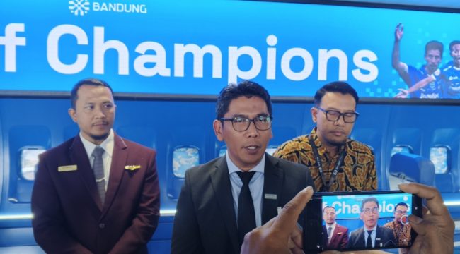 GM Bandara Husein Bandung (tengah) (omy)  