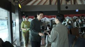 Pemberian kenangan dari Citilink untuk penumpang di Terminal 1C Bandara Soekarno-Hatta