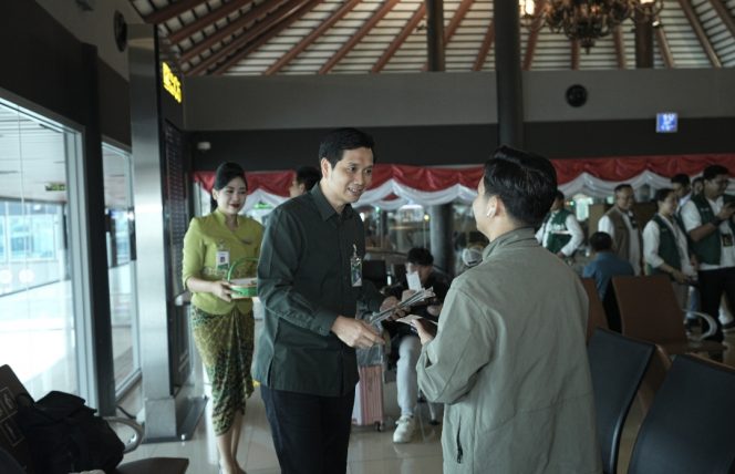 
 Pemberian kenangan dari Citilink untuk penumpang di Terminal 1C Bandara Soekarno-Hatta