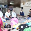 Direksi PELNi berbincang dengan penumpang Kapal Baubau-Maumere
