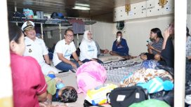 Direksi PELNi berbincang dengan penumpang Kapal Baubau-Maumere