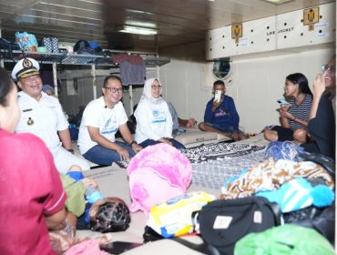 Direksi PELNi berbincang dengan penumpang Kapal Baubau-Maumere