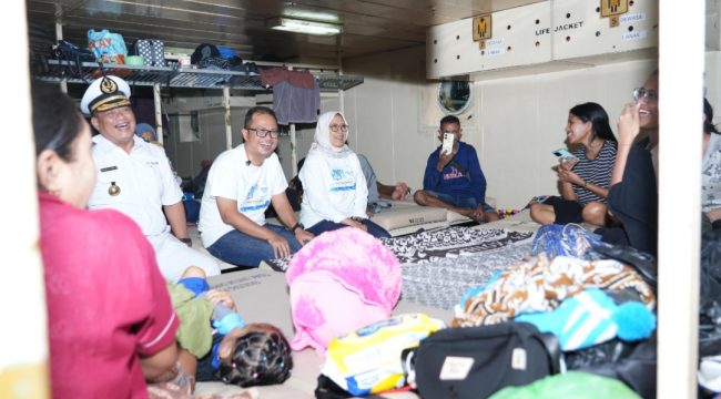 Direksi PELNi berbincang dengan penumpang Kapal Baubau-Maumere
