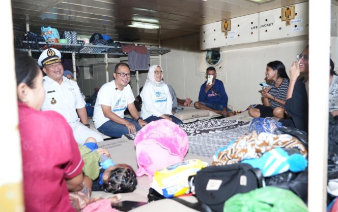 
 Direksi PELNi berbincang dengan penumpang Kapal Baubau-Maumere