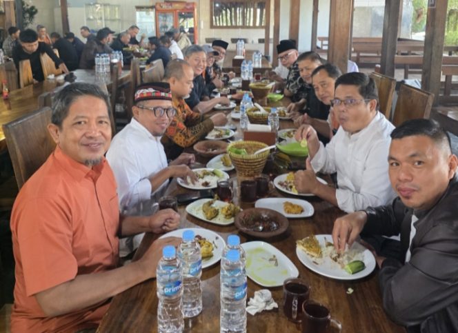 
 Sarapan Bersama di Rest Area, Calon Dewan Pakar dan Dewan Penasihat PKS Kabupaten Bogor Bangun Keakraban