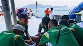 Pemain Persebaya menggunakan kapal laut untuk meninggalkan Lampung imbas erupsi Gunung Anak Krakatau. (Dok. Persebaya
